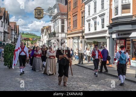 4 mai 2024. Le Guildford Summerpole Festival a eu lieu dans le centre-ville aujourd'hui, une coutume populaire anglaise commerciale pour célébrer le 1er mai et accueillir l'été. L'événement annuel organisé par les danseuses Guildford Pilgrim Morris comprend une procession de la Cour d'été jusqu'à la High Street dirigée par le porteur de l'épée, des expositions de morris dansant par Pilgrim Morris et plusieurs groupes de danse invités, suivie par l'érection de la pole estivale (au lieu d'une maipole traditionnelle) dans le parc du château de Guildford, et la danse. Banque D'Images