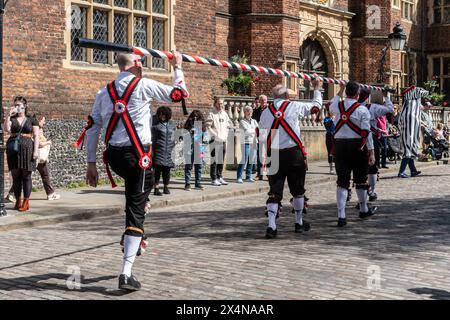 4 mai 2024. Le Guildford Summerpole Festival a eu lieu dans le centre-ville aujourd'hui, une coutume folklorique anglaise traditionnelle pour célébrer le 1er mai et accueillir l'été. L'événement annuel organisé par les danseuses de Guildford Pilgrim Morris comprend une procession jusqu'à High Street, des expositions de morris dansant par plusieurs groupes, suivie par l'érection de la pole estivale (au lieu d'une maipole traditionnelle) dans le parc du château de Guildford, et d'autres danses. L'équipe de danse Pilgrim Morris de Guildford transportant le pôle d'été le long de la rue principale. Banque D'Images