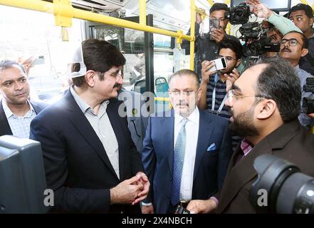 Le ministre en chef du Sindh, Syed Murad Ali Shah, informé par des responsables du système de carte à puce Automated Fare Collection lors de la cérémonie de lancement du système de carte à puce Automated Fare Collection organisée par le département des transports du Sindh, qui s'est tenue à l'hôtel local de Karachi le samedi 4 mai 2024. Ministre du Sindh chargé de l'accise et de la fiscalité, des Transports et du transit de masse, Sharjeel Inam Memon est également présent à cette occasion. Banque D'Images