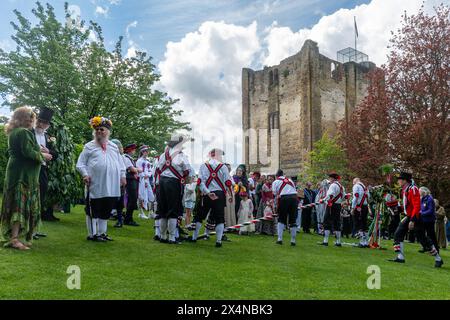 4 mai 2024. Le Guildford Summerpole Festival a eu lieu dans le centre-ville aujourd'hui, une coutume folklorique anglaise traditionnelle célébrant le 1er mai et accueillant l'été. L'événement annuel organisé par les danseurs de Guildford Pilgrim Morris comprend une procession jusqu'à High Street, des expositions de morris dansant par les hommes de Pilgrim Morris et plusieurs groupes de danse invités, suivie par l'érection de la pole estivale (au lieu d'une maipole traditionnelle) dans le parc du château de Guildford, et d'autres danses. Banque D'Images