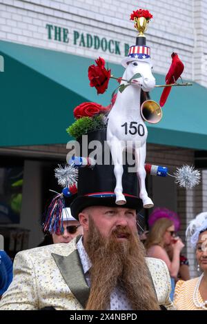 Louisville, États-Unis. 04 mai 2024. Les fans de course s'habillent de façon colorée avec des chapeaux uniques pour le 150e Derby du Kentucky à Churchill Downs à Louisville, Kentucky, le samedi 4 mai 2024. Photo de Pat Benic/UPI crédit : UPI/Alamy Live News Banque D'Images