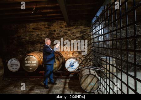 Maître mélangeur Sandy Hyslop à la Royal Salute Vault, Strathisla Distillery à Keith, Écosse, Aberdeenshire, Écosse. Banque D'Images