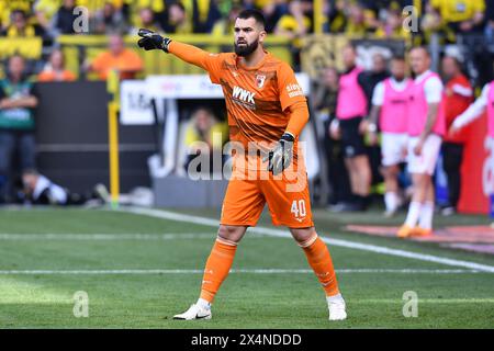 Dortmund, Allemagne. 04 mai 2024. Fussball 1. Bundesliga 32. Spieltag Borussia Dortmund - FC Augsburg AM 04.05.2024 im signal Iduna Park in Dortmund Tomas Koubek ( Augsburg ) la réglementation du LDF interdit toute utilisation de photographies comme séquences d'images et/ou quasi-vidéo. Foto : Revierfoto crédit : ddp Media GmbH/Alamy Live News Banque D'Images