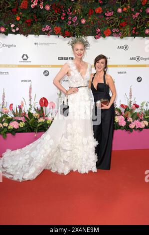 Franziska Knuppe und Natalia Avelon BEI der 74. Verleihung des Deutschen Filmpreises 2024 im Theater am Potsdamer Platz. Berlin, 03.05.2024 *** Franziska Knuppe et Natalia Avelon à la 74e cérémonie des German film Awards 2024 au Theater am Potsdamer Platz Berlin, 03 05 2024 Foto:XF.xKernx/xFuturexImagex filmpreis2024 4572 Banque D'Images