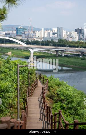 Séoul, Corée du Sud - 31 août 2023 : chemin en bois sur la montagne Eungbongsan avec vue sur le bâtiment et le pont le long de la rivière Han à Séoul, Corée du Sud Banque D'Images