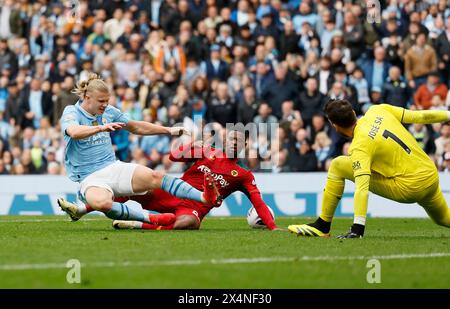 Nelson Semedo (au centre) des Wolverhampton Wanderers reproche à Erling Haaland de Manchester City, ce qui entraîne une pénalité lors du match de premier League à l'Etihad Stadium de Manchester. Date de la photo : samedi 4 mai 2024. Banque D'Images