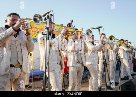 4 mai 2024, Tokyo, Japon : les membres de Banda Sinaloense El Recodo de Cruz Lizarraga se produisent au Festival Camino A Latinoamerica à Odaiba. Des centaines de personnes se sont rassemblées pour voir l'un des groupes de musique de banda les plus réussis du Mexique. Ils sont venus au Japon pour la deuxième fois. (Crédit image : © Rodrigo Reyes Marin/ZUMA Press Wire) USAGE ÉDITORIAL SEULEMENT! Non destiné à UN USAGE commercial ! Banque D'Images