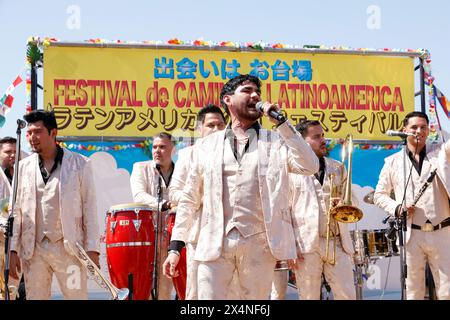 4 mai 2024, Tokyo, Japon : les membres de Banda Sinaloense El Recodo de Cruz Lizarraga se produisent au Festival Camino A Latinoamerica à Odaiba. Des centaines de personnes se sont rassemblées pour voir l'un des groupes de musique de banda les plus réussis du Mexique. Ils sont venus au Japon pour la deuxième fois. (Crédit image : © Rodrigo Reyes Marin/ZUMA Press Wire) USAGE ÉDITORIAL SEULEMENT! Non destiné à UN USAGE commercial ! Banque D'Images