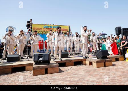 4 mai 2024, Tokyo, Japon : les membres de Banda Sinaloense El Recodo de Cruz Lizarraga se produisent au Festival Camino A Latinoamerica à Odaiba. Des centaines de personnes se sont rassemblées pour voir l'un des groupes de musique de banda les plus réussis du Mexique. Ils sont venus au Japon pour la deuxième fois. (Crédit image : © Rodrigo Reyes Marin/ZUMA Press Wire) USAGE ÉDITORIAL SEULEMENT! Non destiné à UN USAGE commercial ! Banque D'Images