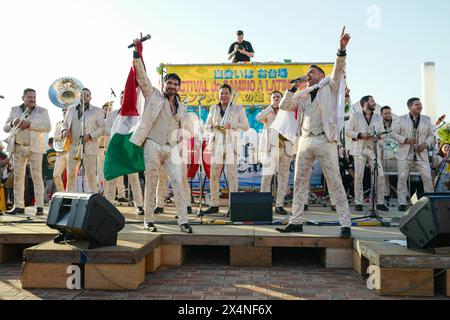 4 mai 2024, Tokyo, Japon : les membres de Banda Sinaloense El Recodo de Cruz Lizarraga se produisent au Festival Camino A Latinoamerica à Odaiba. Des centaines de personnes se sont rassemblées pour voir l'un des groupes de musique de banda les plus réussis du Mexique. Ils sont venus au Japon pour la deuxième fois. (Crédit image : © Rodrigo Reyes Marin/ZUMA Press Wire) USAGE ÉDITORIAL SEULEMENT! Non destiné à UN USAGE commercial ! Banque D'Images