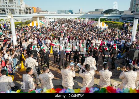 4 mai 2024, Tokyo, Japon : les membres de Banda Sinaloense El Recodo de Cruz Lizarraga se produisent au Festival Camino A Latinoamerica à Odaiba. Des centaines de personnes se sont rassemblées pour voir l'un des groupes de musique de banda les plus réussis du Mexique. Ils sont venus au Japon pour la deuxième fois. (Crédit image : © Rodrigo Reyes Marin/ZUMA Press Wire) USAGE ÉDITORIAL SEULEMENT! Non destiné à UN USAGE commercial ! Banque D'Images