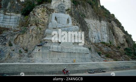 statue de bouddha à batcave phnom sampeau au cambodge Banque D'Images