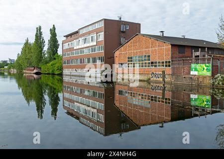 Bateau, bâtiments, réflexion, Veringkanal, Wilhelmsburg, Hambourg, Allemagne Banque D'Images