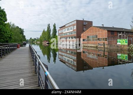 Bateau, bâtiments, rack, réflexion, Veringkanal, Wilhelmsburg, Hambourg, Allemagne Banque D'Images