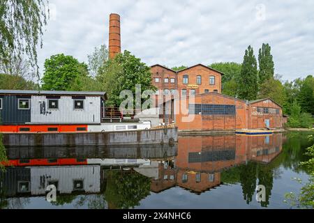 Boat, former Honigfabrik, Veringkanal, Reflection, Wilhelmsburg, Hambourg, Allemagne Banque D'Images