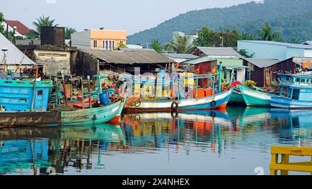 bateaux de pêcheurs colorés dans le port de phu quoc Banque D'Images