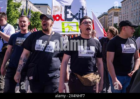 Varsovie, Pologne. 01 mai 2024. Les manifestants scandent des slogans anti-UE et pro-polonais pendant le rassemblement. Le 1er mai, la Pologne célèbre la fête du travail avec un jour férié. Des manifestants nationalistes et de droite anti-UE qui soutiennent la sortie de la Pologne de l'UE (PolExit) se sont rassemblés à Plac Konstytucji à Varsovie. De là, ils se sont rendus au bureau de l'UE à Varsovie, rue Jasna, pour marquer leur opposition à la place de la Pologne dans l'Union européenne. (Photo de Neil Milton/SOPA images/SIPA USA) crédit : SIPA USA/Alamy Live News Banque D'Images