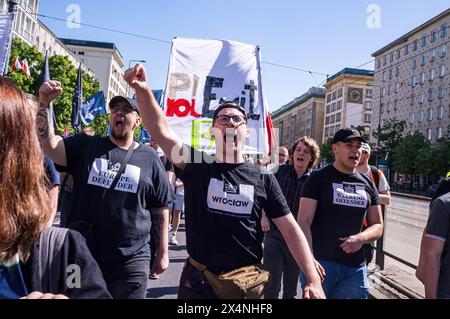 Varsovie, Pologne. 01 mai 2024. Les manifestants scandent des slogans anti-UE et pro-polonais pendant le rassemblement. Le 1er mai, la Pologne célèbre la fête du travail avec un jour férié. Des manifestants nationalistes et de droite anti-UE qui soutiennent la sortie de la Pologne de l'UE (PolExit) se sont rassemblés à Plac Konstytucji à Varsovie. De là, ils se sont rendus au bureau de l'UE à Varsovie, rue Jasna, pour marquer leur opposition à la place de la Pologne dans l'Union européenne. (Photo de Neil Milton/SOPA images/SIPA USA) crédit : SIPA USA/Alamy Live News Banque D'Images