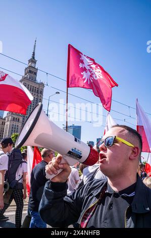 Varsovie, Pologne. 01 mai 2024. Un manifestant menant les autres chante des slogans à travers un mégaphone pendant le rallye. Le 1er mai, la Pologne célèbre la fête du travail avec un jour férié. Des manifestants nationalistes et de droite anti-UE qui soutiennent la sortie de la Pologne de l'UE (PolExit) se sont rassemblés à Plac Konstytucji à Varsovie. De là, ils se sont rendus au bureau de l'UE à Varsovie, rue Jasna, pour marquer leur opposition à la place de la Pologne dans l'Union européenne. (Photo de Neil Milton/SOPA images/SIPA USA) crédit : SIPA USA/Alamy Live News Banque D'Images