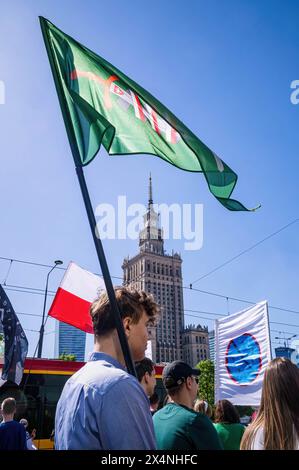 Varsovie, Pologne. 01 mai 2024. Un manifestant tient un drapeau pendant la manifestation. Le 1er mai, la Pologne célèbre la fête du travail avec un jour férié. Des manifestants nationalistes et de droite anti-UE qui soutiennent la sortie de la Pologne de l'UE (PolExit) se sont rassemblés à Plac Konstytucji à Varsovie. De là, ils se sont rendus au bureau de l'UE à Varsovie, rue Jasna, pour marquer leur opposition à la place de la Pologne dans l'Union européenne. (Photo de Neil Milton/SOPA images/SIPA USA) crédit : SIPA USA/Alamy Live News Banque D'Images