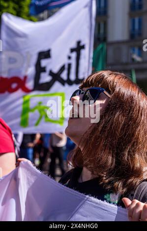 Varsovie, Pologne. 01 mai 2024. Un manifestant chante des slogans anti-UE et pro-polonais pendant le rassemblement. Le 1er mai, la Pologne célèbre la fête du travail avec un jour férié. Des manifestants nationalistes et de droite anti-UE qui soutiennent la sortie de la Pologne de l'UE (PolExit) se sont rassemblés à Plac Konstytucji à Varsovie. De là, ils se sont rendus au bureau de l'UE à Varsovie, rue Jasna, pour marquer leur opposition à la place de la Pologne dans l'Union européenne. (Photo de Neil Milton/SOPA images/SIPA USA) crédit : SIPA USA/Alamy Live News Banque D'Images