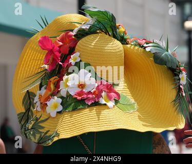 Louisville, États-Unis. 04 mai 2024. Des chapeaux fantaisie sont enfilés par les fans de course à la 150e course du Kentucky Derby à Churchill Downs le samedi 4 mai 2024 à Louisville, Kentucky. Photo de Mark Abraham/UPI crédit : UPI/Alamy Live News Banque D'Images