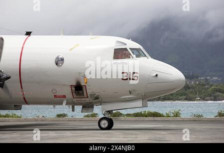 Ein Seefernaufklärer vom Typ Lockheed P-3 Orion der US Navy auf der Marine corps Air Station MCAS Kaneohe Bay auf Hawaii. Ein Seefernaufklärer vom Typ Lockheed P-3 Orion der US Navy auf der Marine corps Air Station MCAS Kaneohe Bay auf Hawaii. Kaneohe Hawaii Vereinigte Staaten von Amerika *** Un avion de patrouille maritime Lockheed P 3 Orion de la marine américaine à la base aérienne MCAS Kaneohe Bay, Hawaï Un avion de patrouille maritime Lockheed P 3 Orion de la marine américaine à la base aérienne MCAS Kaneohe Bay, Hawaii Kaneohe Hawaii États-Unis d'Amérique Banque D'Images