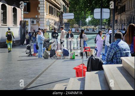 4 mai 2024, Rome, Italie : les gens font la queue avant le début d'une distribution gratuite de nourriture invendue à Rome. La pauvreté absolue augmente et est de plus en plus structurelle : dans les «estimations préliminaires de la pauvreté absolue et des dépenses de consommation - 2023», en Italie, les familles vivant dans la pauvreté absolue étaient, en 2023, environ 2 millions 234 mille, soit 8,5 % du total. Une «légère augmentation» par rapport aux 8,3% de 2022, mais une augmentation chronique par rapport à il y a 10 ans : en 2014, les familles dans la pauvreté absolue étaient en fait de 6,8% (image crédit : © Marcello Valeri/ZUMA Press Wire) USAGE ÉDITORIAL SEULEMENT! Non Banque D'Images