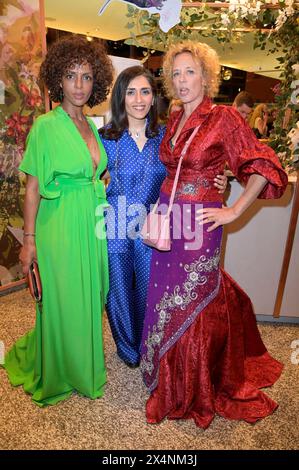 Dennenesch Zoude, Soleen Yusef und Katja Riemann BEI der 74. Verleihung des Deutschen Filmpreises 2024 im Theater am Potsdamer Platz. Berlin, 03.05.2024 *** Dennenesch Zoude, Soleen Yusef et Katja Riemann à la 74e cérémonie des German film Awards 2024 au Theater am Potsdamer Platz Berlin, 03 05 2024 Foto:XF.xKernx/xFuturexImagex filmpreis2024 4932 Banque D'Images