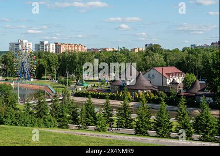 Saransk, Mordovie, Russie - 5 juin 2023. Vue sur la ville du parc nommé d'après. Pouchkine, la rivière Saranka et le Park Hotel. Banque D'Images