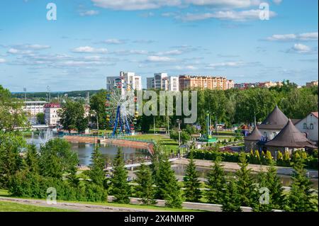 Saransk, Mordovie, Russie - 5 juin 2023. Vue sur la ville du parc nommé d'après. Pouchkine, la rivière Saranka et le Park Hotel. Banque D'Images