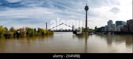 Vue depuis le pont du port au port des médias vers Rheinkniebruecke, Rheinturm et Frank-Gehry-Bauten, Duesseldorf, Rhénanie du Nord-Westphalie Banque D'Images