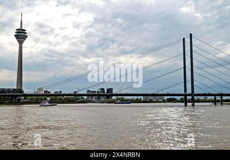 Rhienpromenade, vue sur Rheinkniebruecke, et Rheinturm Duesseldorf, Rhénanie du Nord-Westphalie, Allemagne Banque D'Images