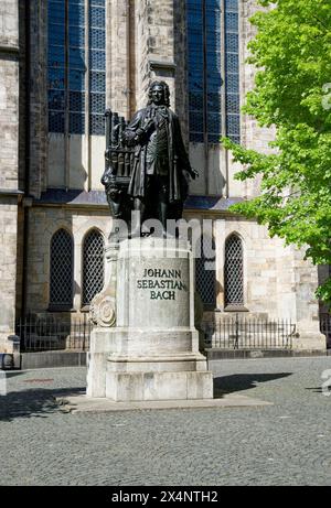 Nouveau monument de Bach par Carl Seffner sur le cimetière St Thomas devant l'église St Thomas, Leipzig, Saxe, Allemagne Banque D'Images