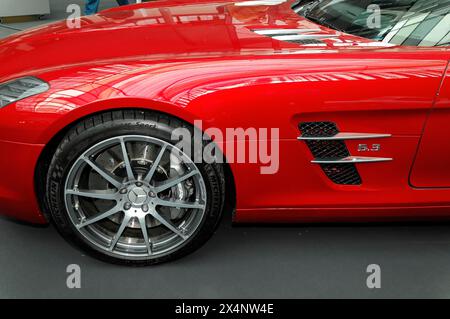 Gros plan du panneau latéral d'une Mercedes SLS AMG rouge avec un focus sur les bouches d'aération, Stuttgart Messe, Stuttgart, Bade-Wuerttemberg, Allemagne Banque D'Images