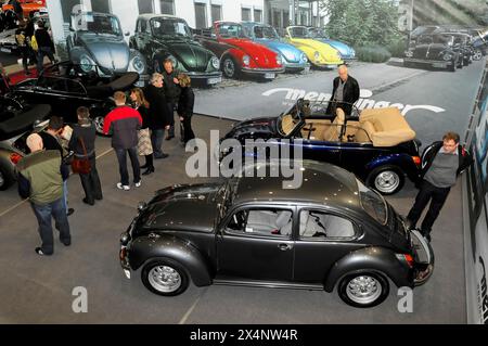 Volkswagen Beetle en différentes couleurs exposées avec des personnes en arrière-plan, Stuttgart Messe, Stuttgart, Bade-Wuerttemberg, Allemagne Banque D'Images