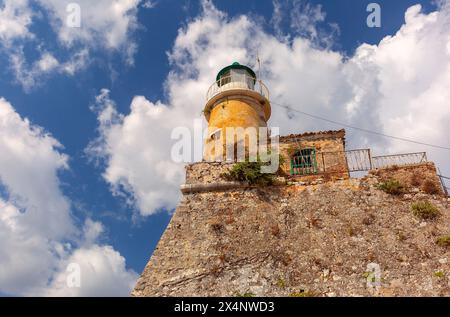 Phare perché au sommet de la vieille forteresse à Kerkyra, Corfou, Grèce, sous un ciel nuageux Banque D'Images