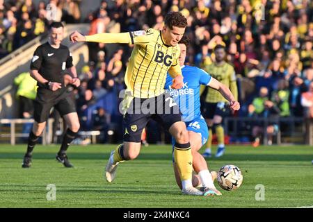 Ruben Rodrigues (20 Oxford United) a été défié par Joel Randall (14 Peterborough United) lors du Sky Bet League 1 Play Off demi finale 1st Leg entre Oxford United et Peterborough au Kassam Stadium, Oxford le samedi 4 mai 2024. (Photo : Kevin Hodgson | mi News) crédit : MI News & Sport /Alamy Live News Banque D'Images