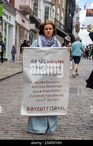 4 mai 2024. Une petite manifestation pro-palestinienne (pro-palestinienne) a eu lieu aujourd'hui à Guildford High Street, Surrey, Angleterre, Royaume-Uni. Les manifestants protestent contre l'offensive israélienne à Gaza, lancée en représailles à l'attaque du Hamas le 7 octobre 2023, et qui a entraîné la mort de milliers de Palestiniens. Banque D'Images