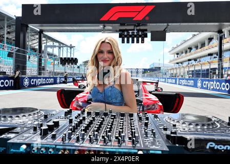 Miami, États-Unis. 04 mai 2024. Atmosphère de grille - DJ. Championnat du monde de formule 1, Rd 6, Grand Prix de Miami, samedi 4 mai 2024. Miami International Autodrome, Miami, Floride, États-Unis. Crédit : James Moy/Alamy Live News Banque D'Images