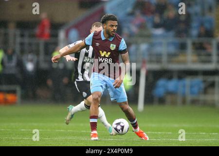 Burnley, Royaume-Uni. 04 mai 2024. Lyle Foster de Burnley en action. Premier League match, Burnley v Newcastle Utd au Turf Moor à Burnley, Lancs le samedi 4 mai 2024. Cette image ne peut être utilisée qu'à des fins éditoriales. Usage éditorial exclusif, photo de Chris Stading/Andrew Orchard photographie sportive/Alamy Live News crédit : Andrew Orchard photographie sportive/Alamy Live News Banque D'Images