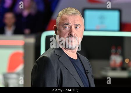 Sheffield, Royaume-Uni. 04 mai 2024. Stephen Hendry, sept fois champion du monde, s’entretient avec la BBC avant les Championnats du monde Cazoo 2024 au Crucible Theatre, Sheffield, Royaume-Uni, le 4 mai 2024 (photo de Cody Froggatt/News images) à Sheffield, Royaume-Uni, le 5/4/2024. (Photo de Cody Froggatt/News images/Sipa USA) crédit : Sipa USA/Alamy Live News Banque D'Images