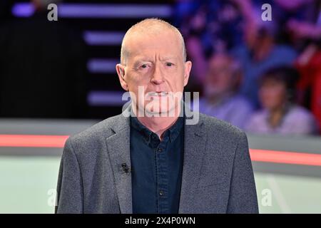 Sheffield, Royaume-Uni. 04 mai 2024. Steve Davis, six fois champion du monde, s’entretient avec la BBC avant les Championnats du monde Cazoo 2024 au Crucible Theatre, Sheffield, Royaume-Uni, le 4 mai 2024 (photo de Cody Froggatt/News images) à Sheffield, Royaume-Uni, le 5/4/2024. (Photo de Cody Froggatt/News images/Sipa USA) crédit : Sipa USA/Alamy Live News Banque D'Images