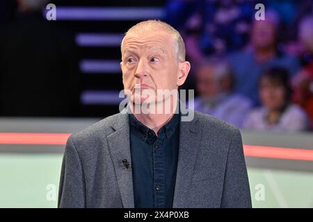 Sheffield, Royaume-Uni. 04 mai 2024. Steve Davis, six fois champion du monde, s’entretient avec la BBC avant les Championnats du monde Cazoo 2024 au Crucible Theatre, Sheffield, Royaume-Uni, le 4 mai 2024 (photo de Cody Froggatt/News images) à Sheffield, Royaume-Uni, le 5/4/2024. (Photo de Cody Froggatt/News images/Sipa USA) crédit : Sipa USA/Alamy Live News Banque D'Images