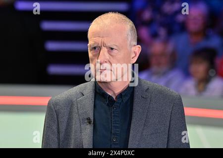 Sheffield, Royaume-Uni. 04 mai 2024. Steve Davis, six fois champion du monde, s’entretient avec la BBC avant les Championnats du monde Cazoo 2024 au Crucible Theatre, Sheffield, Royaume-Uni, le 4 mai 2024 (photo de Cody Froggatt/News images) à Sheffield, Royaume-Uni, le 5/4/2024. (Photo de Cody Froggatt/News images/Sipa USA) crédit : Sipa USA/Alamy Live News Banque D'Images