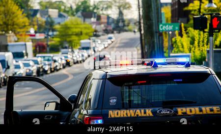 NORWALK, CT, USA- 4 MAI 2024 : circulation sur la route 1 Boston Post Road pendant le nettoyage sur la I 95 et la démolition du pont après un incendie de tracteur-remorque dans NOR Banque D'Images