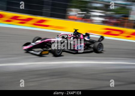 Miami Gardens, États-Unis. 04 mai 2024. Le pilote britannique de formule 1 Academy Abbi tire en tête de la course 1 de la Formula 1 Academy lors du Grand Prix de formule 1 de Miami à l'Autodrome international de Miami Gardens, Floride, le samedi 4 mai 2024 photo de Greg Nash/UPI. Crédit : UPI/Alamy Live News Banque D'Images