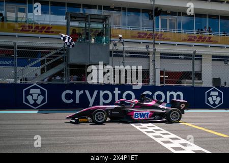 Miami Gardens, États-Unis. 04 mai 2024. Le pilote britannique de formule 1 Academy Abbi tire des ailes de l'une des courses de formule 1 Academy lors du Grand Prix de formule 1 de Miami à l'Autodrome international de Miami Gardens, Floride, le samedi 4 mai 2024 photo de Greg Nash/UPI. Crédit : UPI/Alamy Live News Banque D'Images