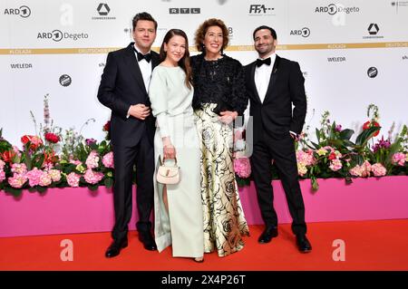 Christian Friedel, Hannah Herzsprung, Adele Neuhauser und Hassan Akkouch BEI der 74. Verleihung des Deutschen Filmpreises 2024 im Theater am Potsdamer Platz. Berlin, 03.05.2024 Banque D'Images