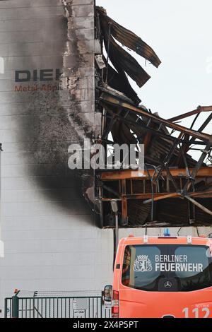 Berlin, Allemagne. 4 mai 2024. Le bâtiment de l'usine détruit à Berlin-Lichterfelde. Travaux d'extinction achevés après un incendie majeur dans la construction d'usine à Berlin-Lichterfelde. L'incendie majeur dans une entreprise de technologie métallurgique à Berlin-Lichterfelde a éclaté vendredi matin, 3 mai 2024. Crédit : Sven Struck/Alamy Live News Banque D'Images